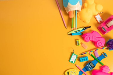 sınıfta eğitim için araçlar nesne, eğitim ile öğrenci öğrenme, çocuklar eğlenceli ve oyuncak oynamak, üst görünüm arka plan, çocuk ve bilgi, çalışma alanı yaratıcı ve fikir, okula kırtasiye geri