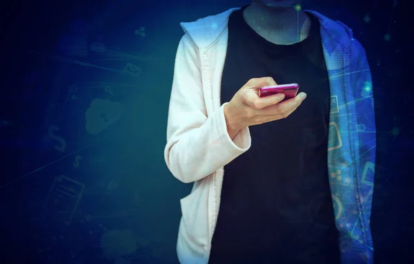 Sosyal Online Smartphone Mavi Duvar Arka Plan Ile Genç Kız — Stok fotoğraf