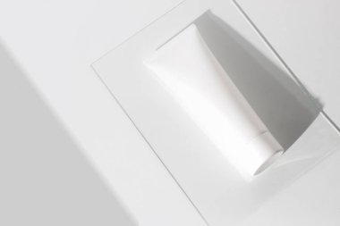 beyaz arka plan üzerinde açık cam ile losyon yüz köpük güzellik kozmetik mockup konteyner ürün tüp üst görünümü, spa krem şişe, aroma tedavisi