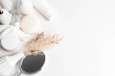 beyaz ton dekorasyon ve kurutulmuş bitki çiçeği ve ayna ve aroma parfüm ile tıbbi cilt bakımı tedavi spa kozmetik üst görünümü