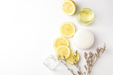 beyaz arka plan üzerinde yüz cilt bakımı ve flora caspia çiçek için doğal güzellik sabun ile üst görünüm su limon meyve özü