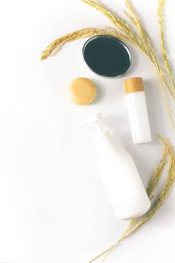 sıcak beyaz güzellik kozmetik süt pirinç organik krem üst görünümünde arka plan ile Mock yukarı