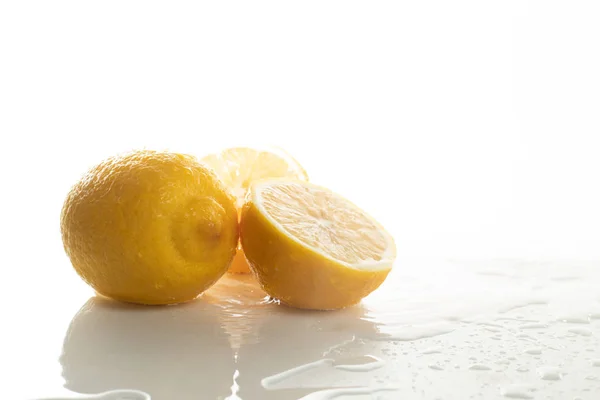 Buah Tropis Lemon Alami Segar Dengan Air Basah Meja Dapur — Stok Foto