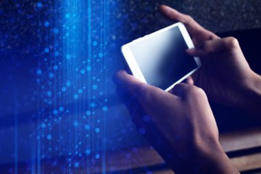 adam sosyal ağ ve internet ile akıllı telefon oynamak