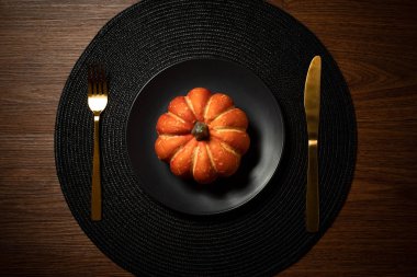 ahşap masa arka plan üst görünümünde halloween kabak ile altın kaşık gıda ve siyah akşam yemeği yemek