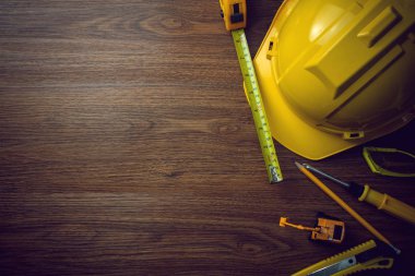 ahşap arka plan üzerinde inşaat mühendisi araçları üst görünüm altında sanayi