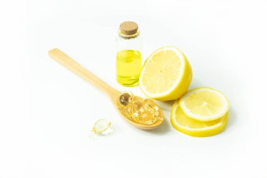 yüz güzelliği cilt bakımı kozmetik kavramı için vitamin ile limon meyve suyu izole