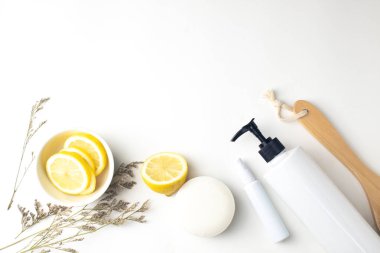 beyaz arka plan üzerinde yüz cilt bakımı ve flora caspia çiçek için doğal güzellik sabun ile limon meyve özü
