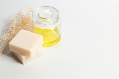 limon yağı özü ile soap spa tedavisi kozmetik ve kurutulmuş yaprak çiçek beyaz arka plan üzerinde