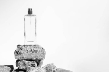 beyaz arka plan üzerinde taş kaya beton grunge ile lüks parfüm şişe cam ambalaj, kozmetik güzellik konteyner aroma kokusu net