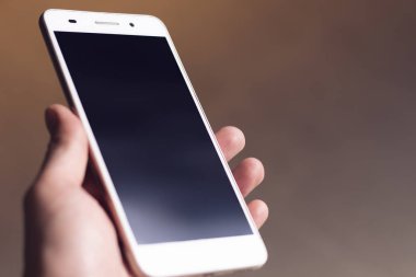 adam iş ağı Telekom kavramı mavi arka plan ile cep telefonu almak