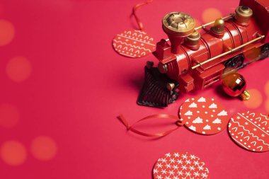 Tren oyuncağı ve hediye parlatıcısı süsleme balosu Noel 'de Noel ağacı için kar tanesiyle sallanıyor mutluluk kavramını selamlıyor, Tanrı sizi korusun.