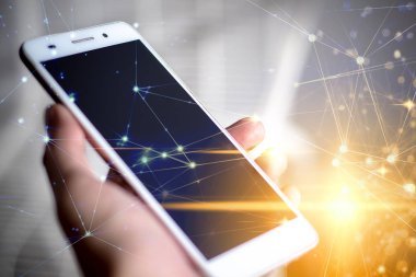 fiber optik arka plan iş ağı kavramı ile sabah ışığında cep telefonu