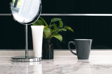 mockup konteyner tüp ile mermer masa arka plan ayna ve kahve kupa vazo ve yeşil bitki doğa yaprak ile ürün kozmetik güzellik losyonu spf krem