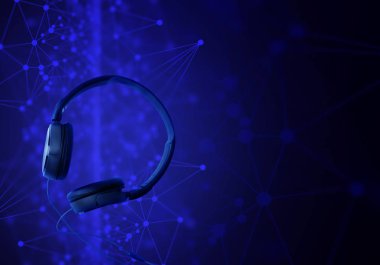 evde conncept iş pembe masa arka plan üzerinde gözlük ile pencila ve kulaklık ile akıllı telefon