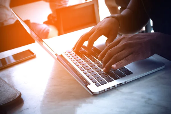 iş ve ağ bağlamak için dizüstü bilgisayar bilgisayar ile adam el