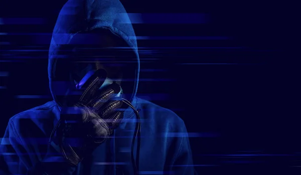 Hacker Uomo Cappuccio Vestito Maschera Con Guanto Sfondo Scuro Rete — Foto Stock