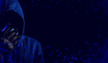 Gizlilik virüs ağ ve AI hologram robotik kavramı, veri derin öğrenme, sunucu güvenlik Hack eldiven ile hacker adam Hood kıyafeti maskesi