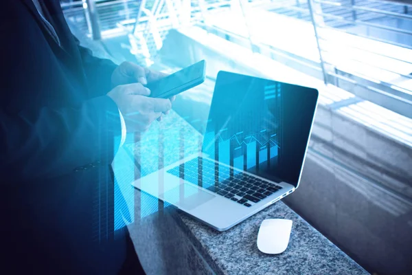 iş işadamı ve akıllı telefon mobil ve laptop dizüstü bilgisayar ağ sosyal çevrimiçi veri AI kavramı, risk Pazar ticaret grafik grafik, dijital Telekom çevrimiçi bağlanmak
