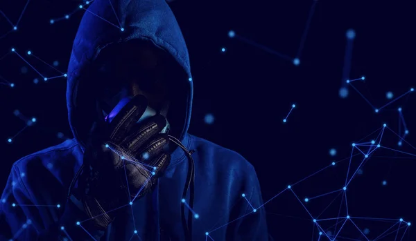 바이러스 네트워크와 데이터 해킹의 배경에 마스크 장갑이있는 파란색 복장의 — 스톡 사진