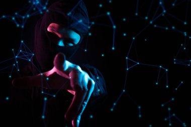 hacker adam ve maske, anti-virüs ağı, robotik sistem online, veri derin öğrenme, sunucu güvenliği hack, hologram ui ai