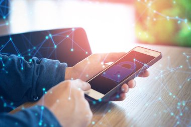 çalışan ofis kavramının sosyal ağ teknolojisi için güvenlik güvenliği gizlilik ile cihaz akıllı telefon tutma işadamı