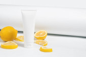 Krása lázeňství kosmetické mléko krémová trubka láhev pakáž s bílým stolovým backgrodem a citronovým ovocem vitamín c