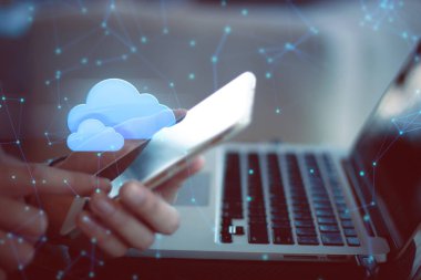 iş ağı için kafede bilgisayar dizüstü bilgisayar ile işadamı ve akıllı telefon cihazı bulut depolama güvenlik gizlilik kavramı bağlayın