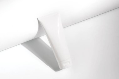 güzellik spa tedavisi kozmetik losyon krem tüp şişe pakage beyaz masa backgroud ile