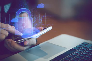 iş güvenliği bulut veri ağı için kahve dükkanında bilgisayar dizüstü bilgisayar ile yaşam tarzı işadamı ve akıllı telefon cihazı kavramı bağlamak