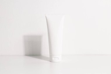 yaz sezonu için beyaz masa arka plan üzerinde güzellik spa tedavi konsepti ile moda kozmetik mockup krem şişe pakage