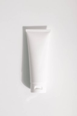 yaz sezonu için beyaz masa arka plan üzerinde güzellik spa tedavi konsepti ile moda kozmetik mockup krem şişe pakage