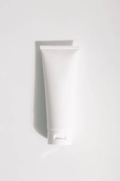 Модний Косметичний Макет Кремової Пляшки Концепцією Косметичного Курортного Лікування Білому — стокове фото