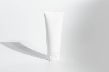 beyaz arka plan üzerinde güzellik spa tedavi konsepti ile kozmetik mockup krem şişe pakage, güneş kremi koruma, dikey poster boyutu