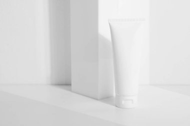 yaz sezonu ile beyaz arka plan üzerinde güzellik spa tedavi konsepti ile güneş kremi koruma, kozmetik mockup krem losyon şişe pakage
