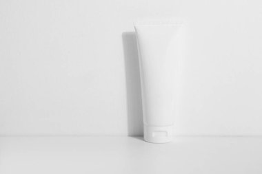 yaz sezonu ile beyaz arka plan üzerinde güzellik spa tedavi konsepti ile güneş kremi koruma, kozmetik mockup krem losyon şişe pakage