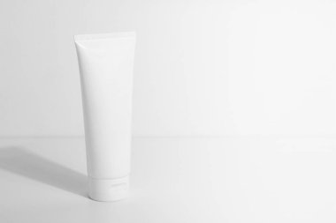 yaz sezonu ile beyaz arka plan üzerinde güzellik spa tedavi konsepti ile güneş kremi koruma, kozmetik mockup krem losyon şişe pakage