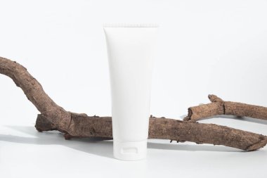 güzellik spa tedavisi ve ahşap ağaç dalı kabuğu ile kozmetik mockup krem şişe pakage