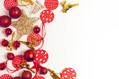 sahne dekorasyon ve glitter asılı topu, altın lüks hediye ile neşeli noel sezonu tebrik tatil festivali