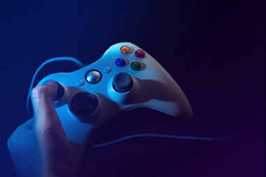 esport turnuva meydan okuma kavramı, teknoloji cihazı online ağ bağlantısı ile oyun oynamak için joystick denetleyicielektronik tutan adam el