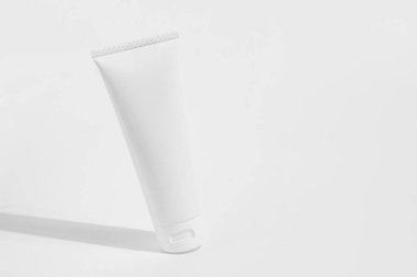 güneş ışığı yaz sezonu kavramı, güzellik spa tıbbi cilt bakımı beyaz arka plan üzerinde kozmetik şişe tüp ambalaj