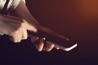 karanlık arka planda dijital teknoloji sosyal ağ internet online için kullanım cihazı akıllı telefon ile iş kız