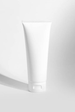 güneş ışığı yaz sezonu kavramı, güzellik spa tıbbi cilt bakımı üzerinde kozmetik şişe tüp ambalaj ve beyaz arka plan üzerinde uzun gölge