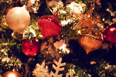 mutlu tatil sezonu tebrik konsepti neşeli noel ağacı dekorasyon ile kırmızı lüks hediye kutusu ile dekor glitter topu asılı ve yıldız