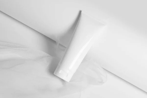 Embalagem Garrafa Loção Cosmética Flutuando Fundo Têxtil Tecido Branco Conceito — Fotografia de Stock