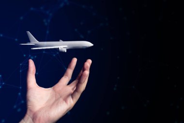 seyahat havayolu iş ve teknoloji internet online ağ konsepti web arka plan ile işadamı el ve yüzen uçak modeli oyuncak 
