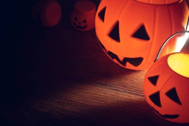 tatil sezonu tebrik parti gece konsepti ahşap masa vintage arka plan üzerinde ürkütücü hayalet korku halloween kabak fener lamba