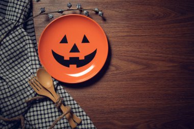 ahşap kaşık la cadılar bayramı kabak çanak ve ürkütücü korku parti gece tatil kutlaması akşam yemeği için ahşap masada kumaş ile