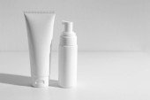szépség Spa orvosi bőrápoló koncepció, kozmetikai krém spray palack csomagolás fehér doboz dekor háttér
