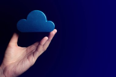 işadamı el gizlilik kavramı için internet sosyal ağ sunucusu güvenliği online bulut depolama cihaz dijital veri almak